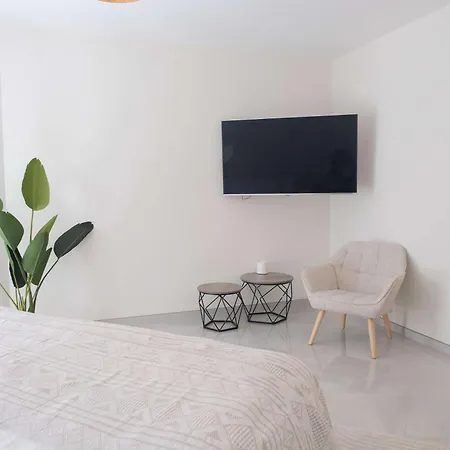 Modern 3 Bedroom Walking Distance To Puerto Banus * ماربيا
