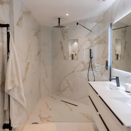 Modern 3 Bedroom Walking Distance To Puerto Banus * ماربيا